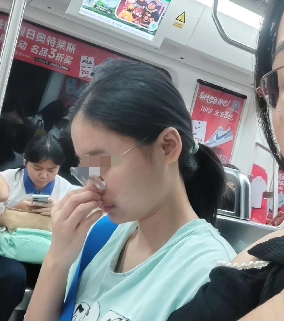 “才15岁的花季少女，怎么说没就没了？”近日，一则“高一女生军训期间身亡”的