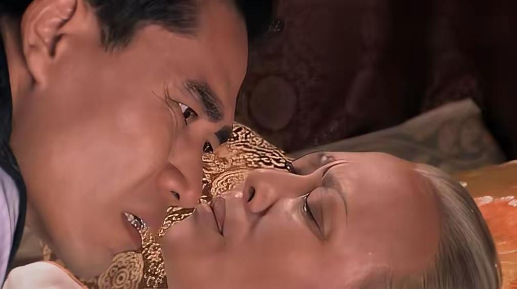 年轻时看《大宅门》，最烦白颖轩。觉得他活得太憋屈，明明有才华，却甘愿当二奶奶背后