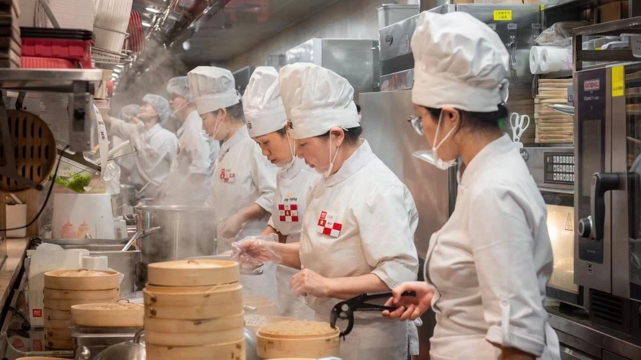 贾国龙今晚10点全面回应贾总今晚十点回应，我看完第一反应是：这不是在灭火，是在往