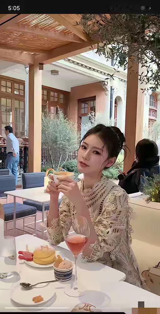 真的是太神奇了，大S的妈妈现在终于消停了，小梅被爆新瓜后，她也开始安静了，到底怎