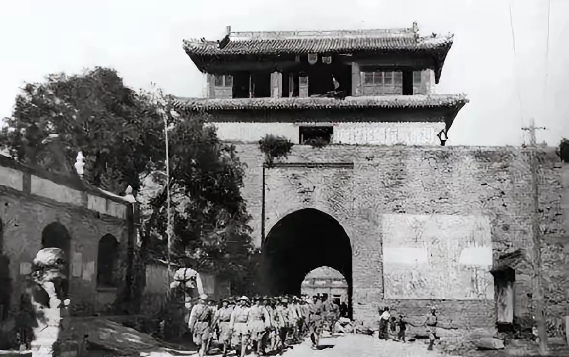 1944年，八路军任远被俘。半夜，他忽然摇醒了正在熟睡的狱友，轻声对他说：“那个