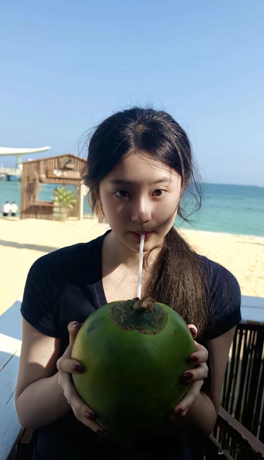 在海边喝着椰子水，好享受！