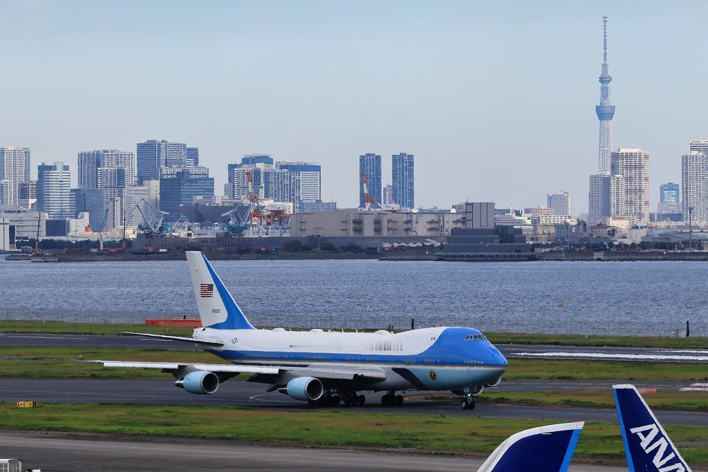 早先时间，VC-25A空军一号从羽田机场起飞前往釜山金海国际机场参加APEC峰会