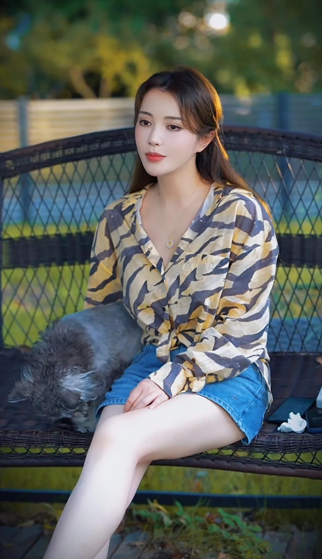 明颜皓齿，气质高雅，独自尽享自然之美，心静自然凉，过好每一天，不负好时光，盛夏多