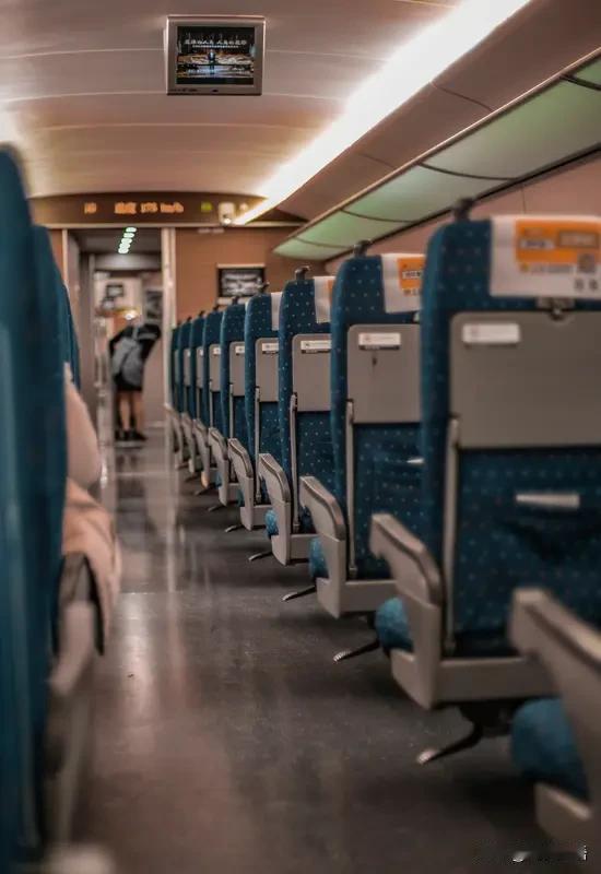 今天出差遇到两件事，让我想：我算是好人还是坏人呢？高铁上我的座位是D座，靠窗