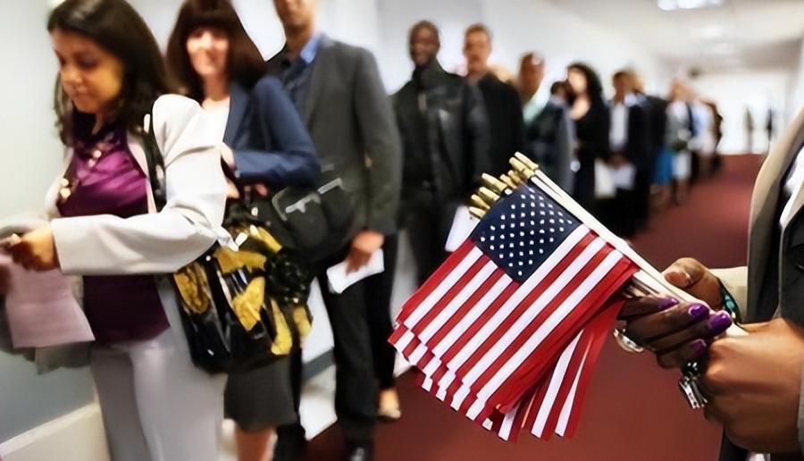 说出来你可能不信，现在美国有整整54万中国人，早就够资格当美国人了就差填张表、考