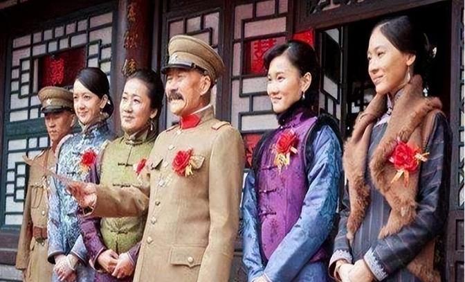 1918年，张作霖以“选美”为由来学校挑姨太太，不顾校长阻拦执意娶了他侄女，新婚