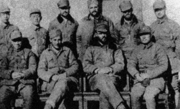 抗战中，美国航空队的飞机在南京被击落，飞行员刚落地，不远处一队人就冲来，他以为是