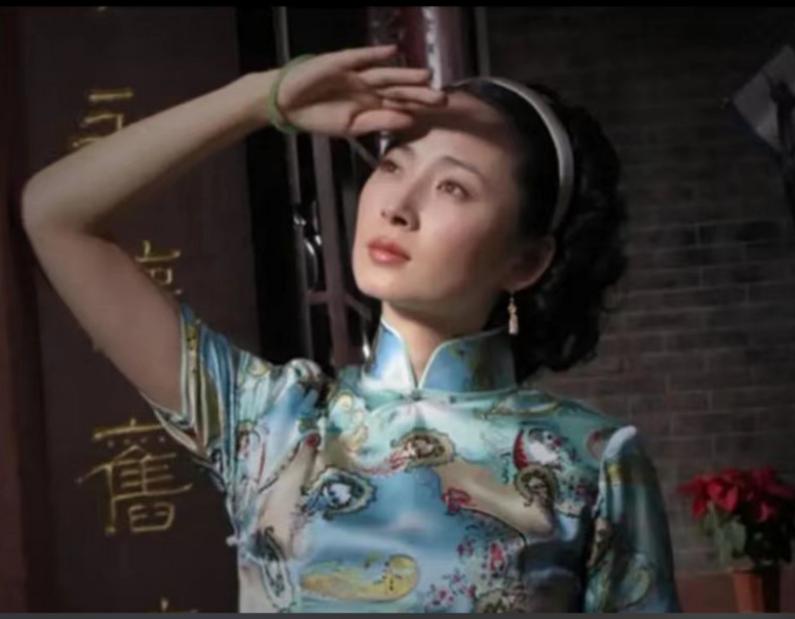 民国时期，一日，韩复榘的二姨太正与部下私通。不料，韩复渠突然闯了进来，吓得两人魂