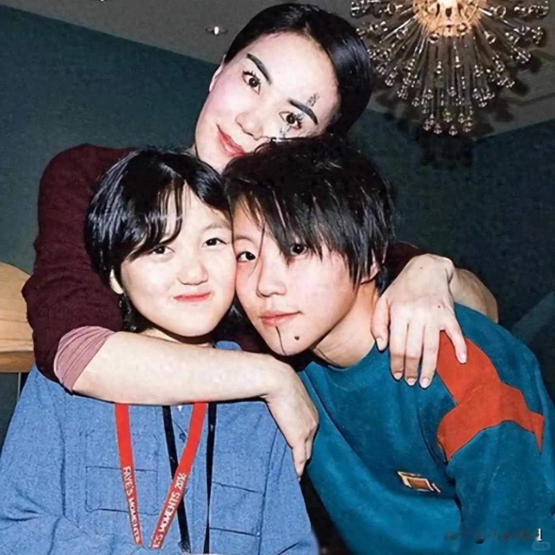 我有一个大胆的观察，王菲俩闺女最近接连露面，根本不是巧合，而是“星二代出道