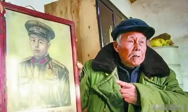 1969年，河南某部队的师政委借住在一位农民家里。晚上，他端着碗，看见老乡家里实