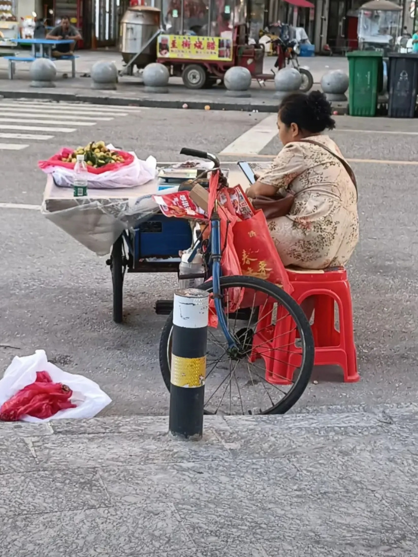 我就奇怪了，这么点东西买完能够一天吃饭吗？这样摆摊的意义何在？