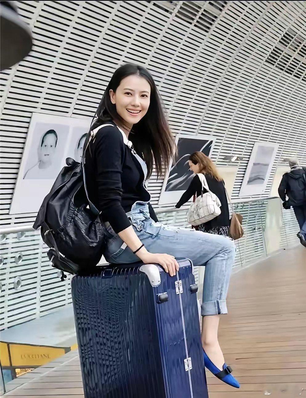 刷到高圆圆早年机场旧照，忍不住感慨，这状态也太能打了吧！黑上衣配背带裤，简单得不