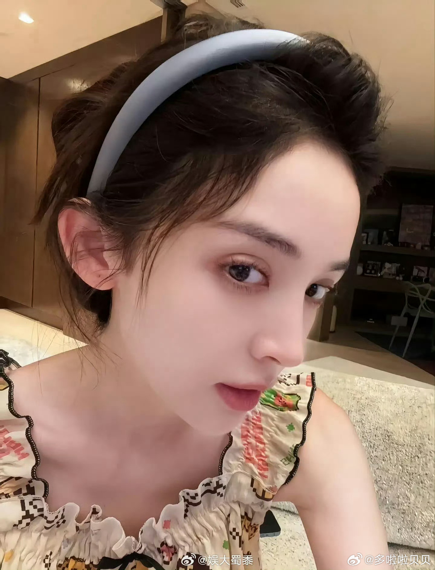 娜扎素颜也太抗打了吧蓬松的头发搭配干净的脸蛋更加日常，睫毛真的好夸张私下状态也好