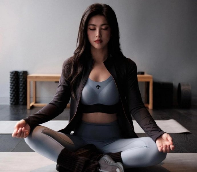39岁朱珠瑜伽写真：岁月不败美人，辣妈身材依旧能打