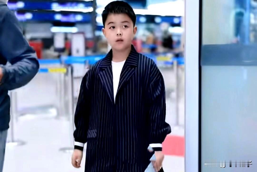 陈思诚果然是大导演，脑子不是一般的聪明。当初离婚时不争儿子抚养权，不纠缠。