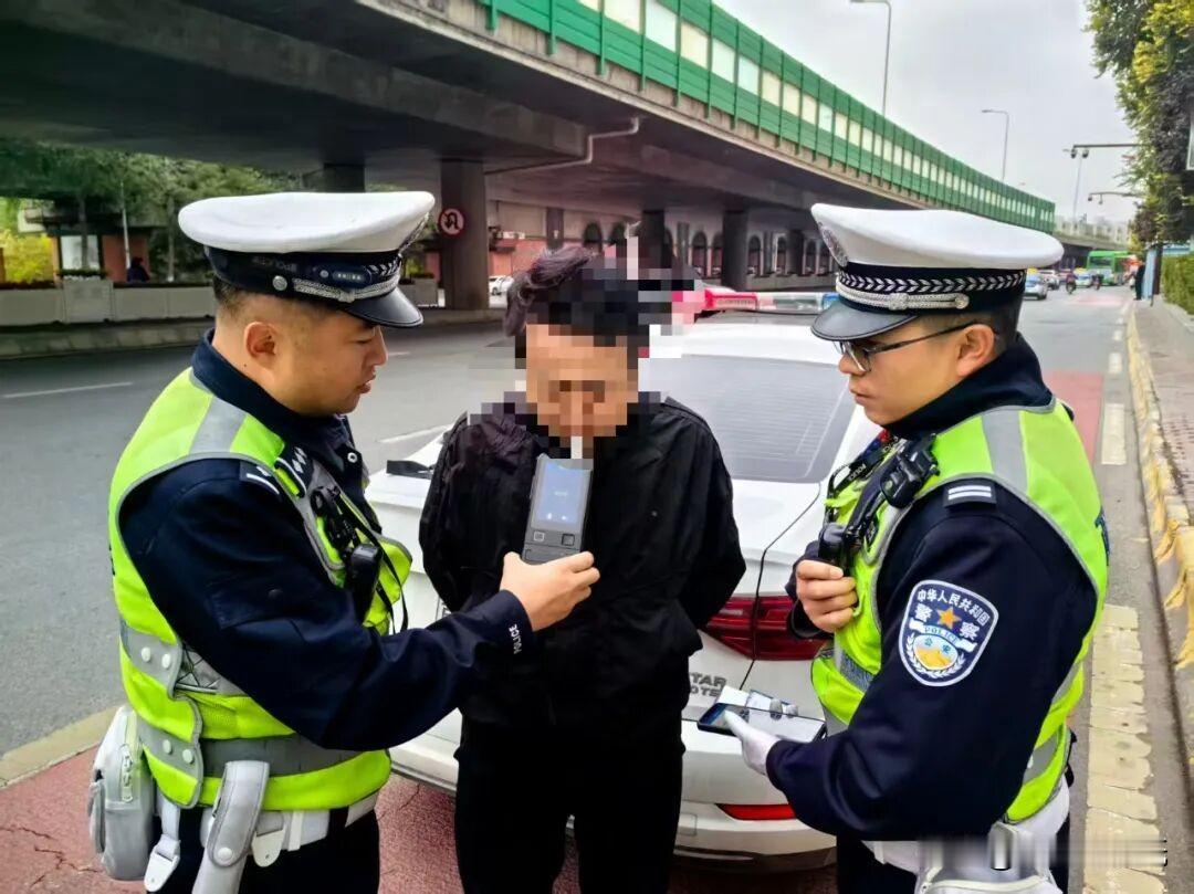 这大清早的，西宁这位司机在马路中间“睡”的真香…见过心大的，没见过这么心大的