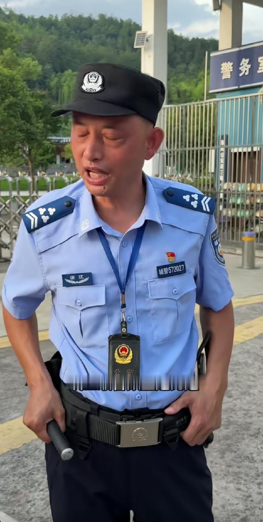 这位老辅警说，白衬衣数量不及它他！他这个级别的一级辅警，比起三级警监数量还要少，