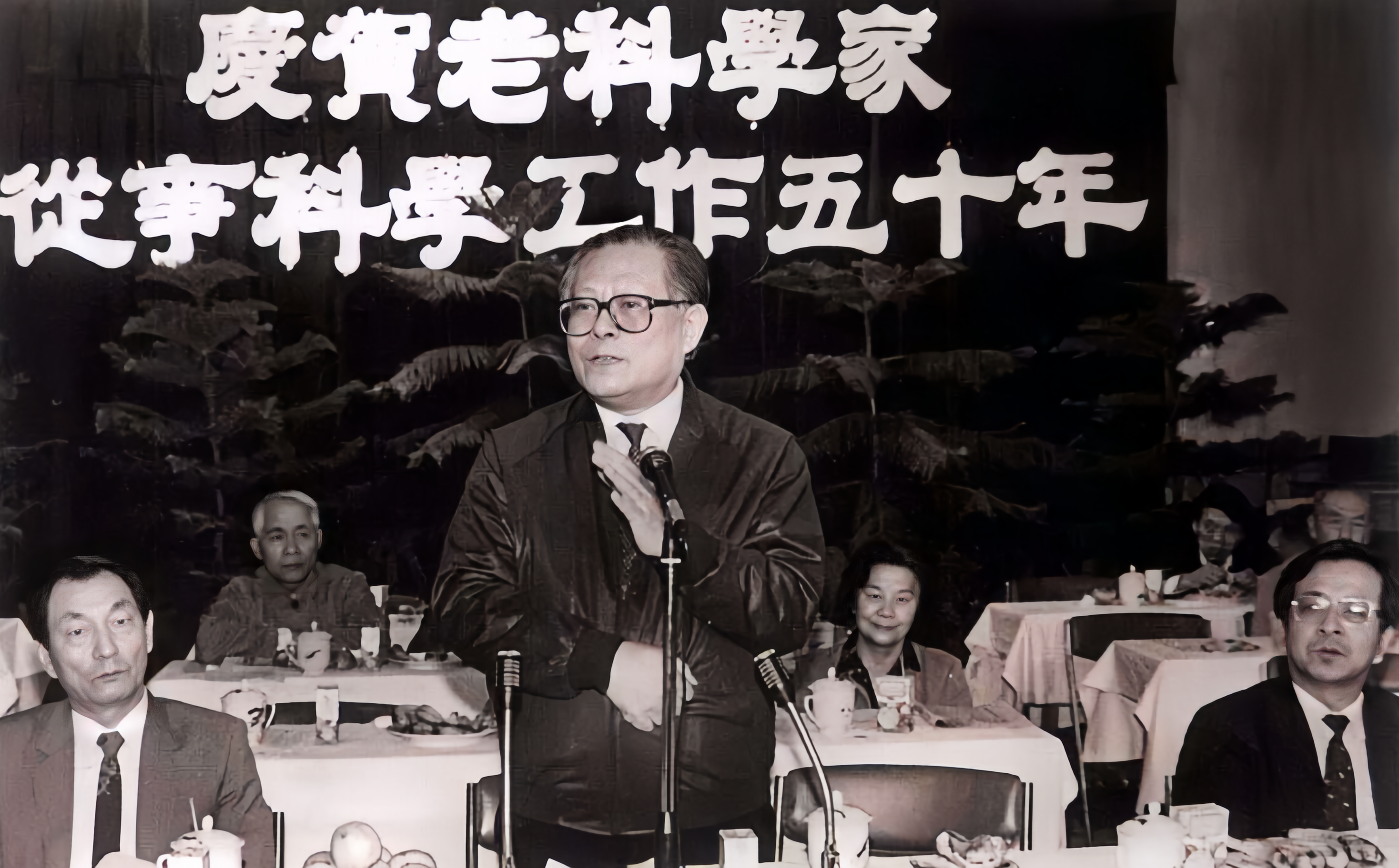 这是1988年10月22日，市委书记江同志在上海，向从事科学研究工作50年的老科