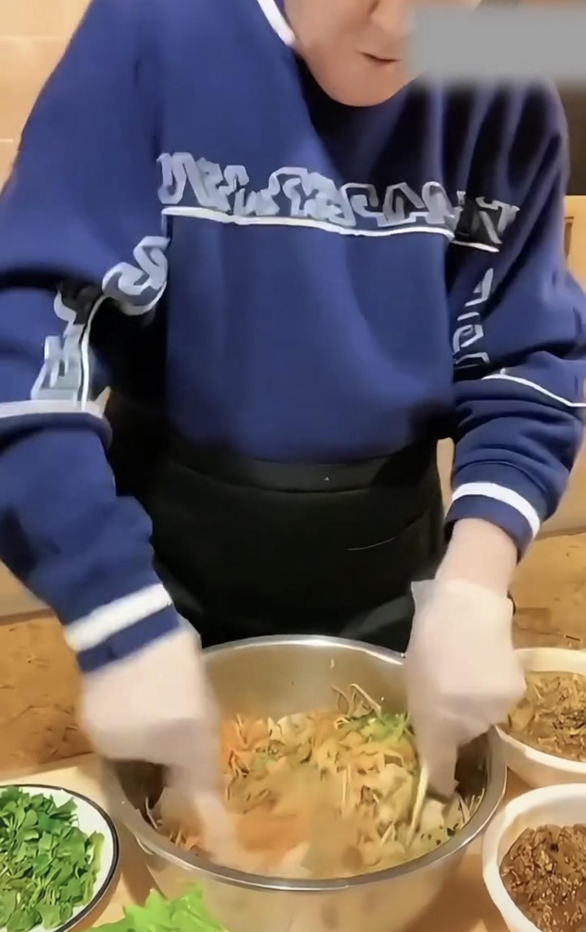 赵本山为儿女下厨做饭包菜，儿女围坐在一起画面太温馨！谁能想到荧幕上的“小品