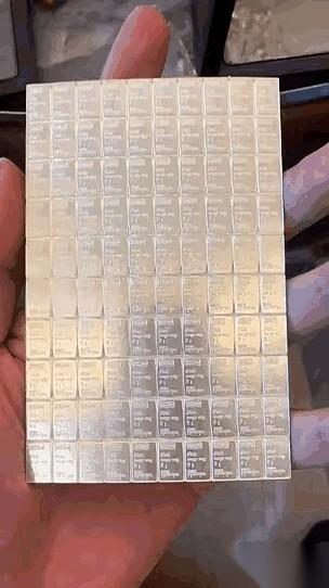 看到一个东西，一块银条，上面密密麻麻刻着100个小方格。瑞士人做的，每个小格刚