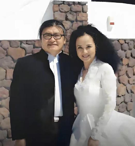 刘欢的岳父卢华芳称赞刘欢是千里挑一的好女婿，就像儿子一样贴心孝顺！卢华芳，是
