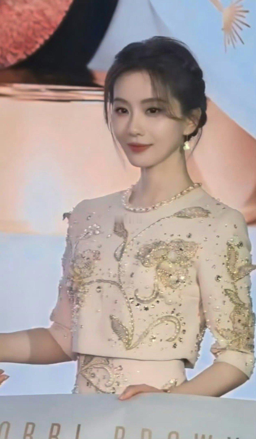 刘诗诗白瓷妆今天的她像是从古代仕女图里走出来的美人，肤若凝脂，眉眼如画，气质温