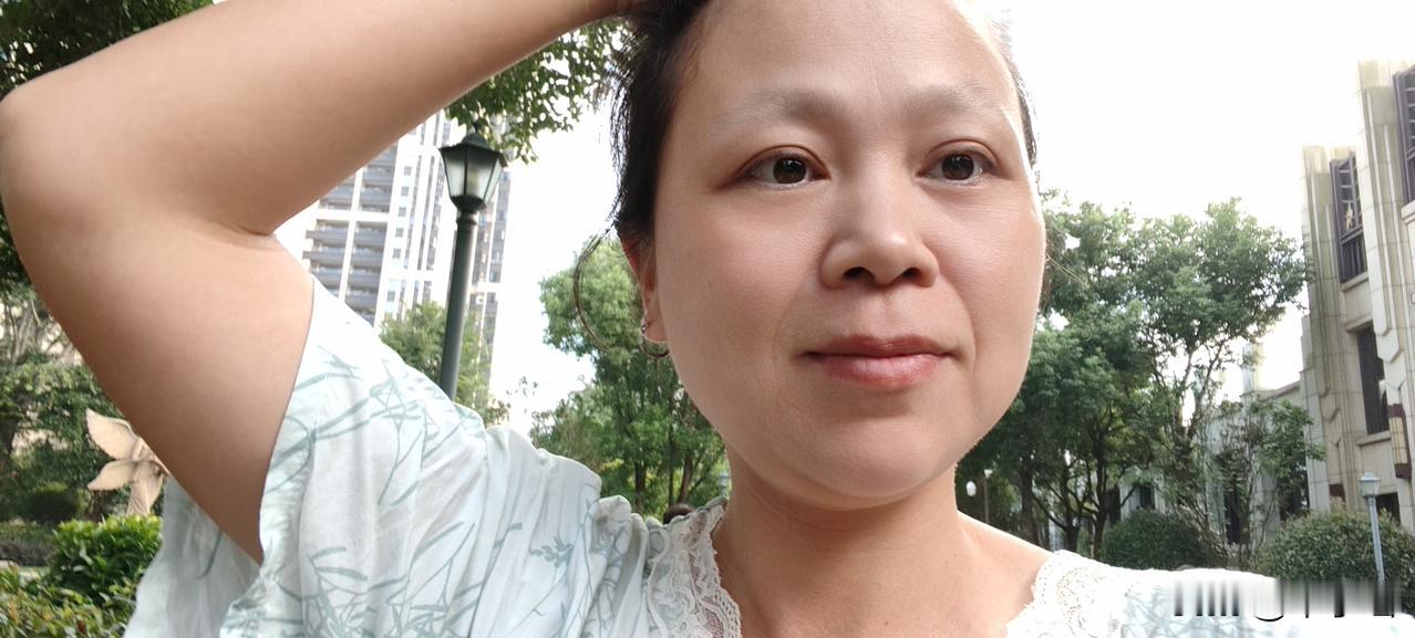 得了癌症很苦，很想大哭一场！可我知道自己没资格，再难也要假装坚强的苦笑。