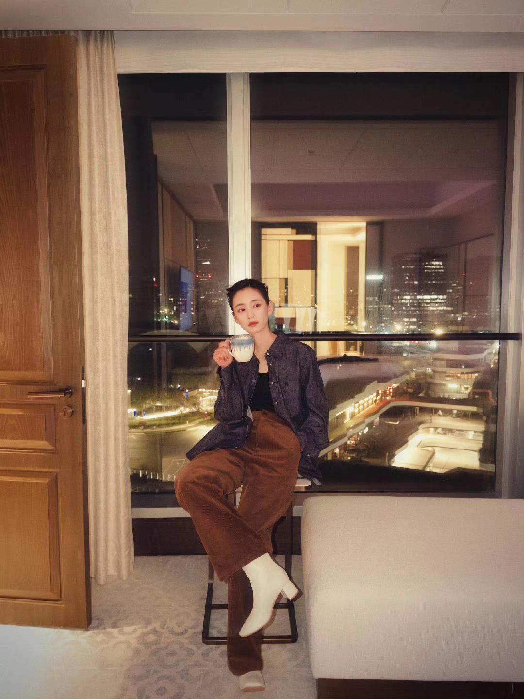 《隐身的名字》刘雅瑟原来是一个穿搭高手她的这身春季穿搭可美了首先在颜色的搭