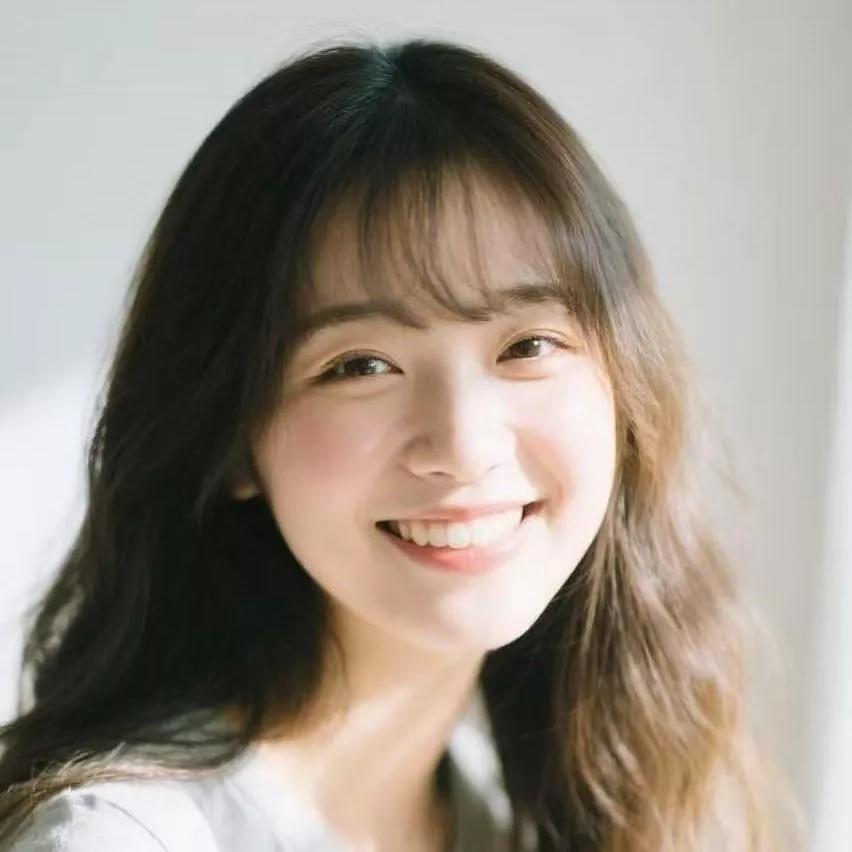 笑颜如花绽，眉目似星辉。她笑靥如花仍然笑靥如花缘于笑靥如花我笑靥如花待你