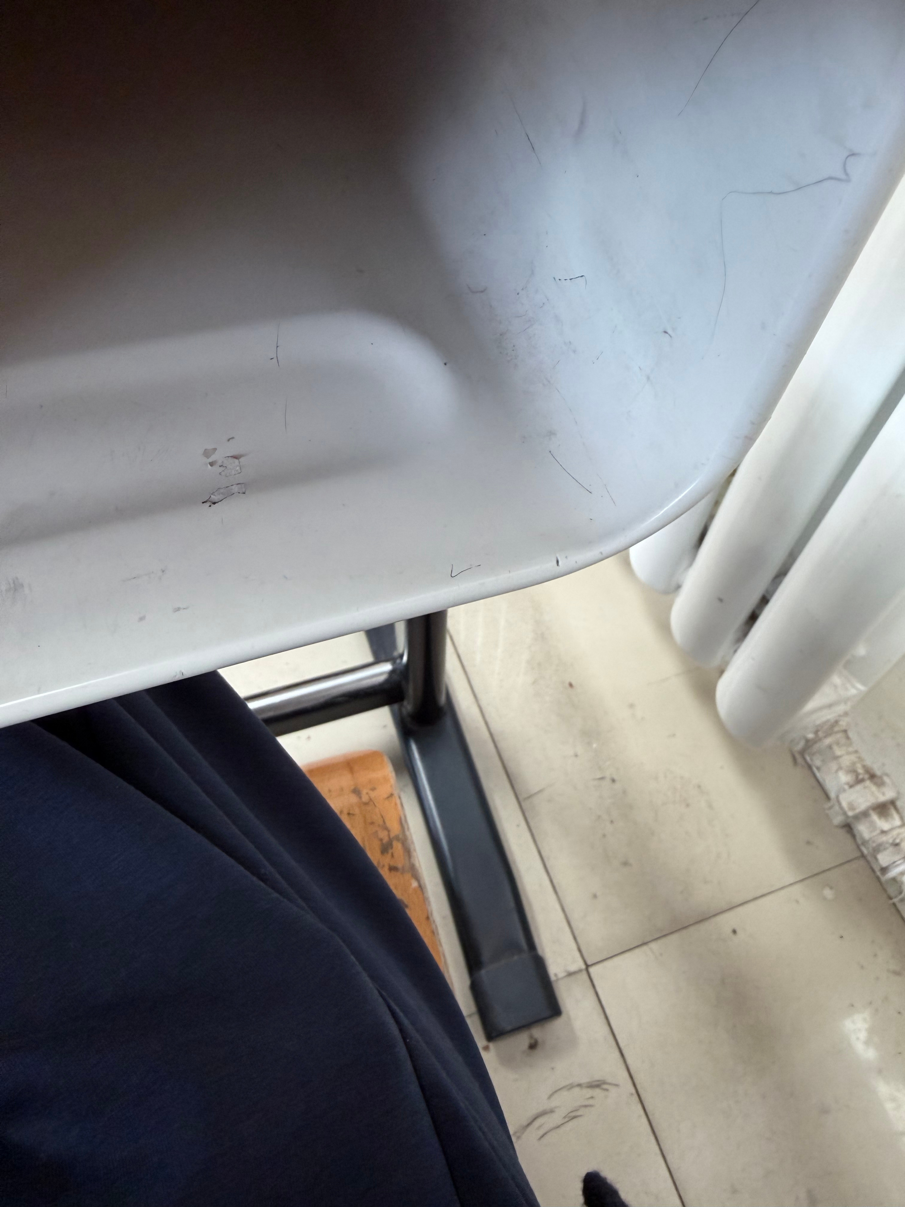 来开家长会了又得在这拥挤的地方坐一小时来早了刚坐10分钟屁股和腰已经受不了了