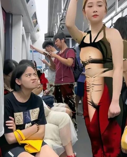 在地铁上网友巧遇，对面坐着的黑衣女子的表情堪比教科书，比站着的红衣美女好看多了。