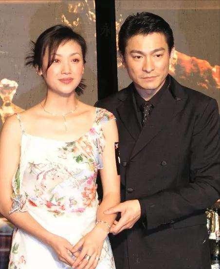 2004年红馆演唱会，聚光灯打在刘德华单膝跪地的背影上，他手里的戒指在数万观众的