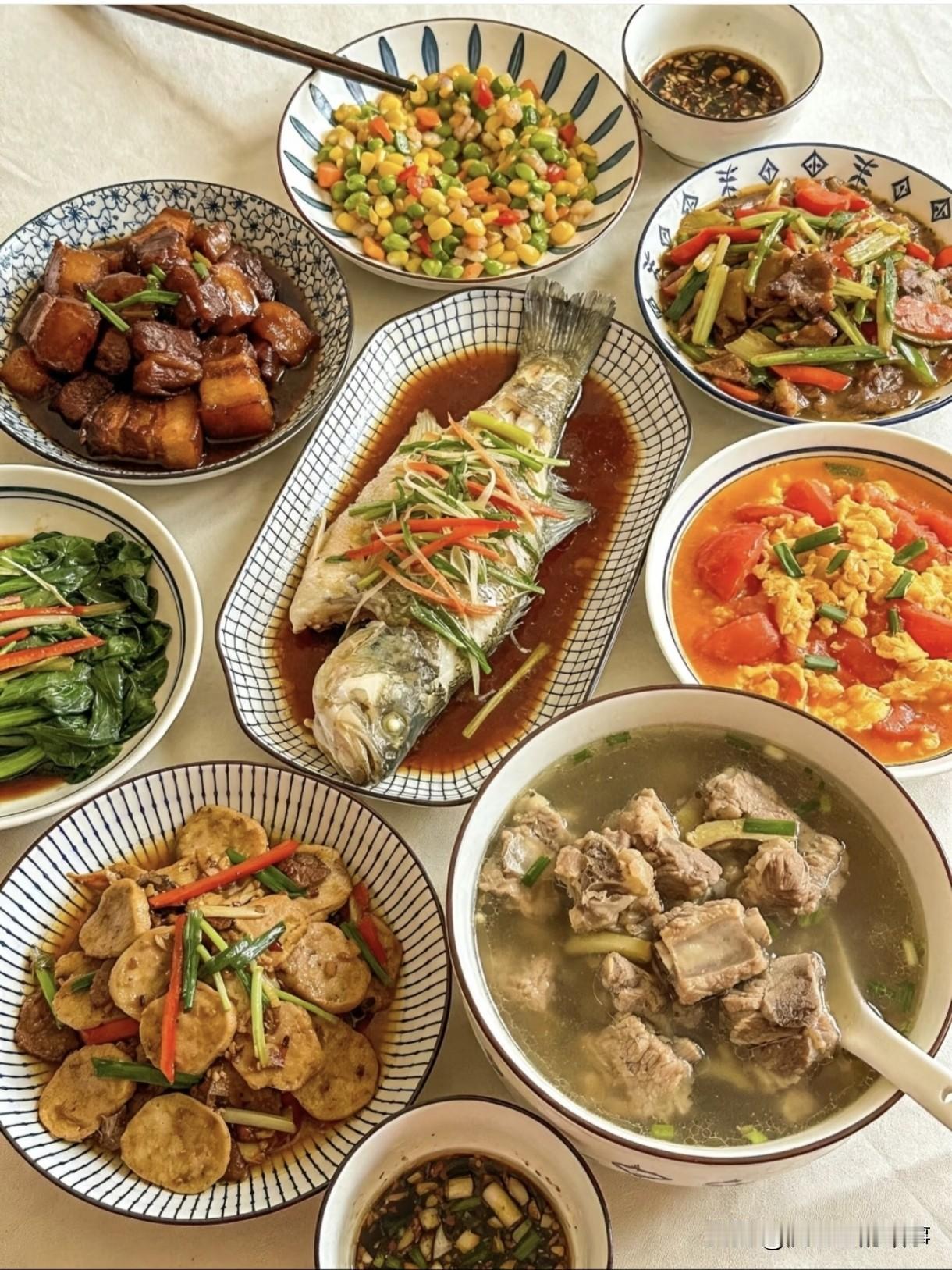 父母走后的每个春节，我们兄妹几个，不管距离多远，都会从四面八方赶回老家大哥家过年