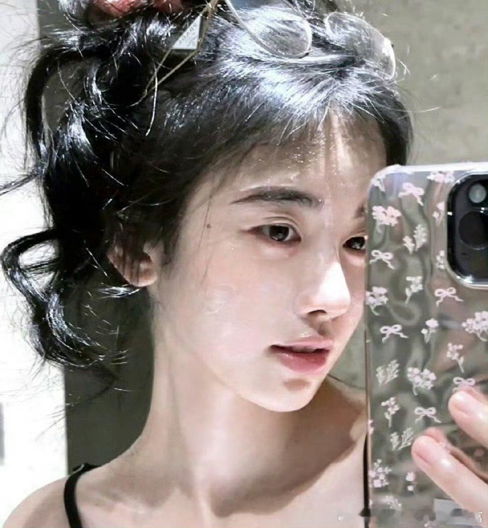 刷到网友发的后置原相机直出图，鞠婧祎的皮肤状态确实让人惊了一下！简直白到发光，日