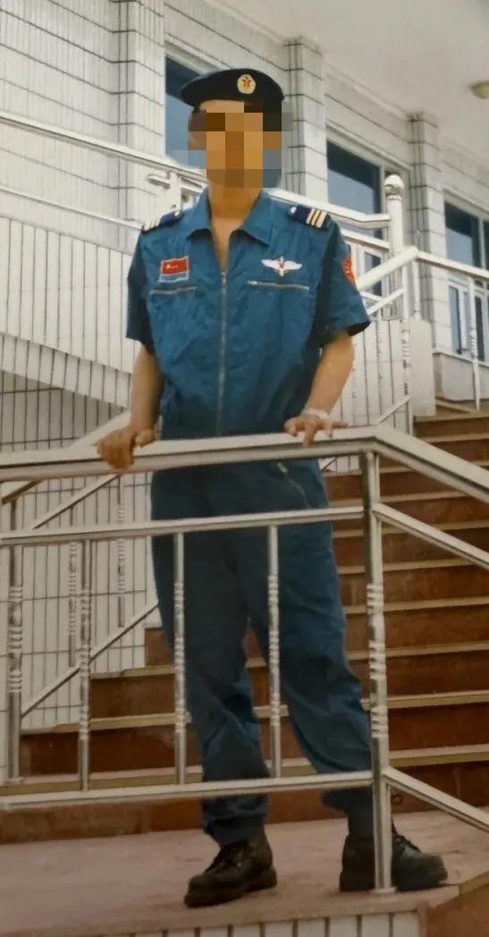 奇怪的军装照片。在微信公众号里看到一位老兵的照片，某空军部队，看着装，有人穿着了