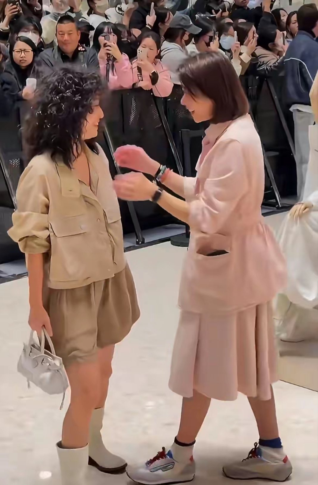 马伊琍这个泡面头也太可爱了，感觉她好适合这个发型。