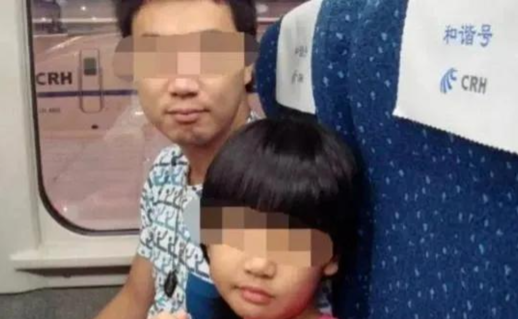 2021年，一男子在高铁上抱着女儿一起进厕所，过了好长时间还不出来。外面敲门也