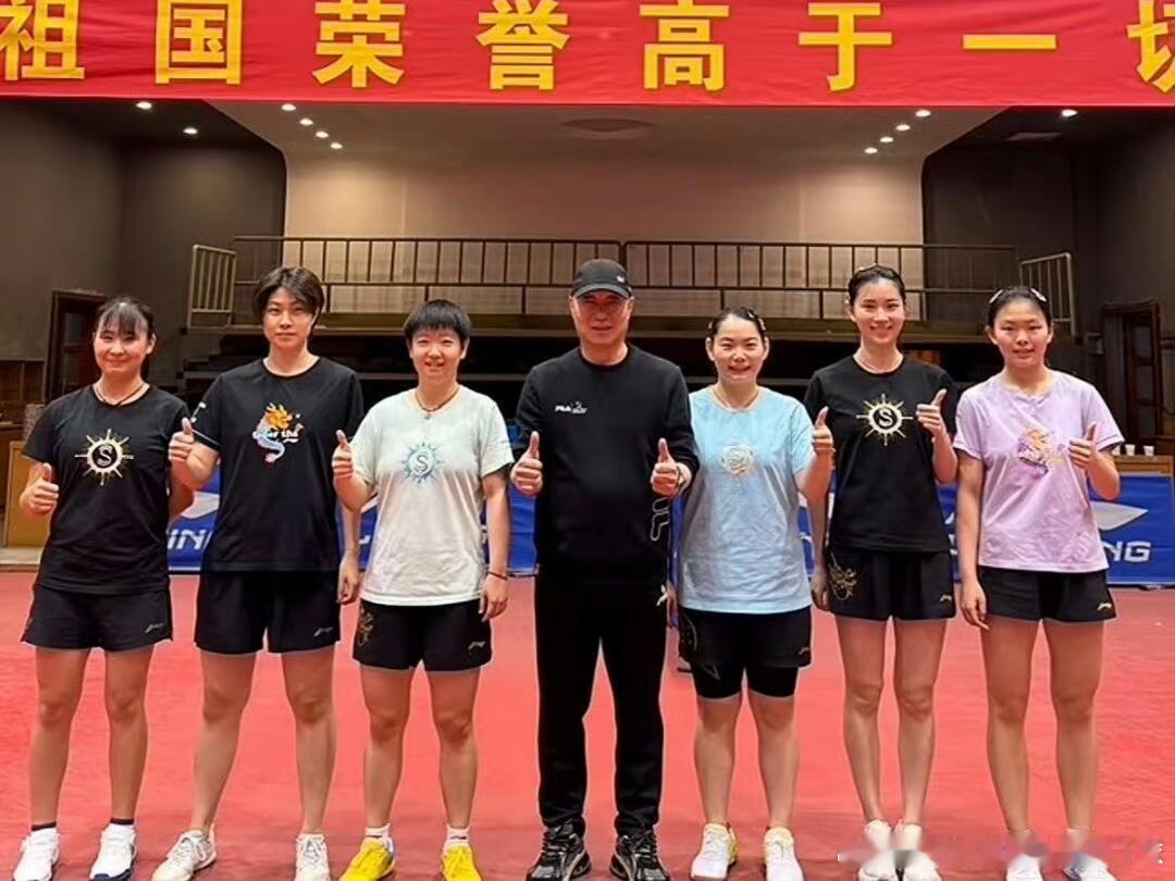 笑死了，莎莎文化衫展示大会哈哈哈[笑着哭][笑着哭]不过都好好看～​​​