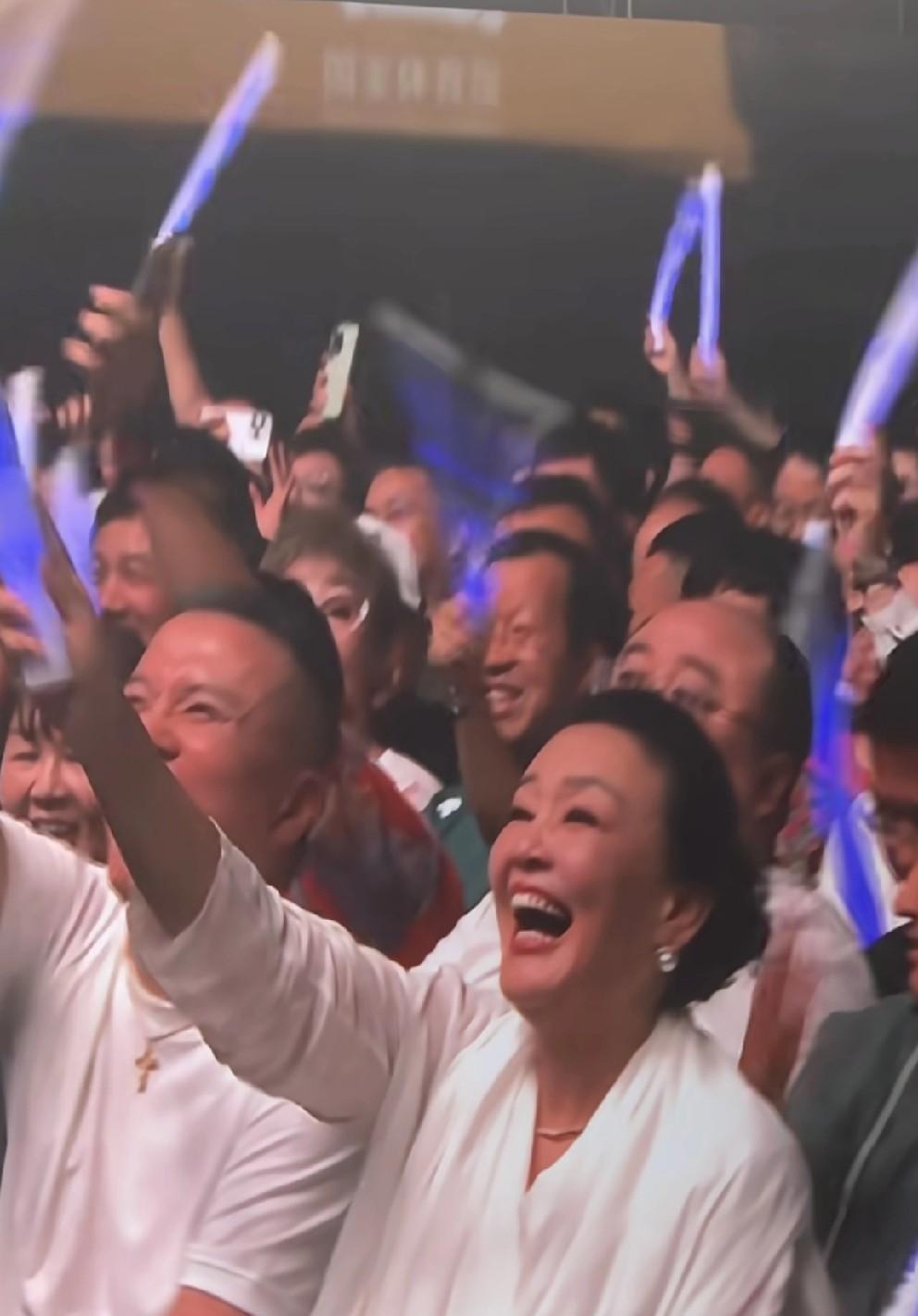 张兰亮相姜育恒演唱会。