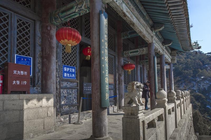 远远地，他听见他们在那儿喊着“12345，12345，12345”。我：“上山