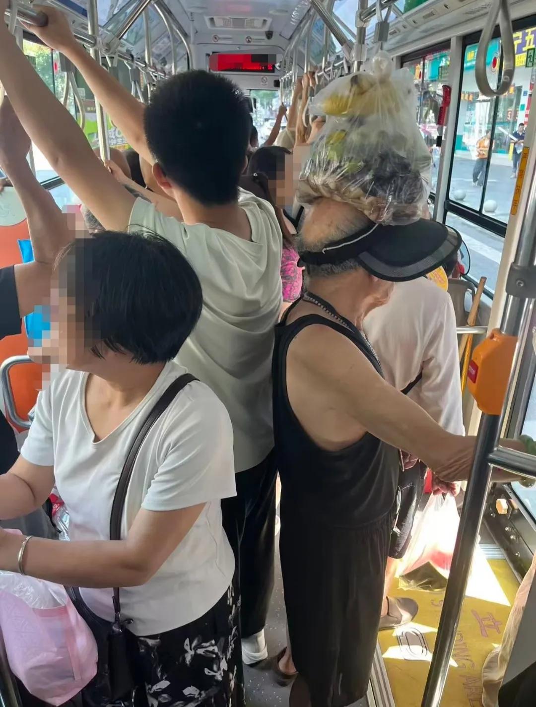 公交车上看到的，大爷这操作绝了，不服不行！