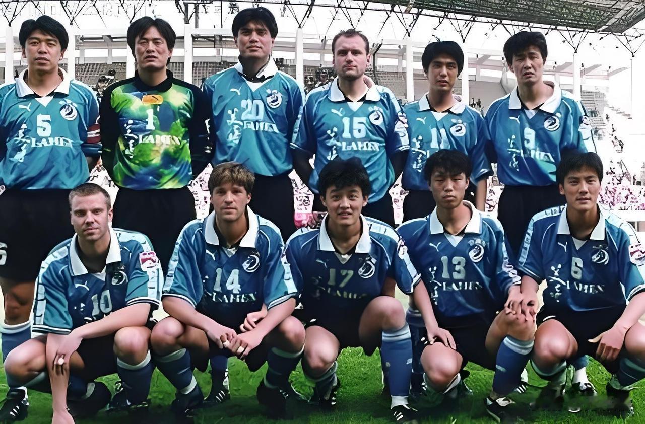 大连的球迷到底有多少，谁也无法统计，但在九十年代，足球城的足球氛围很是令人羡慕。