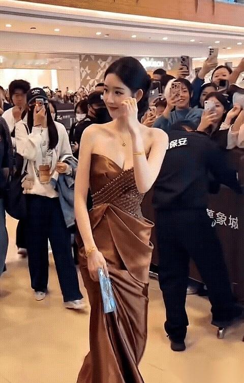 以前总说王玉雯是清冷氧气感，结果这次活动，镜头差点被她晃“瞎”。镁光灯噼里啪啦