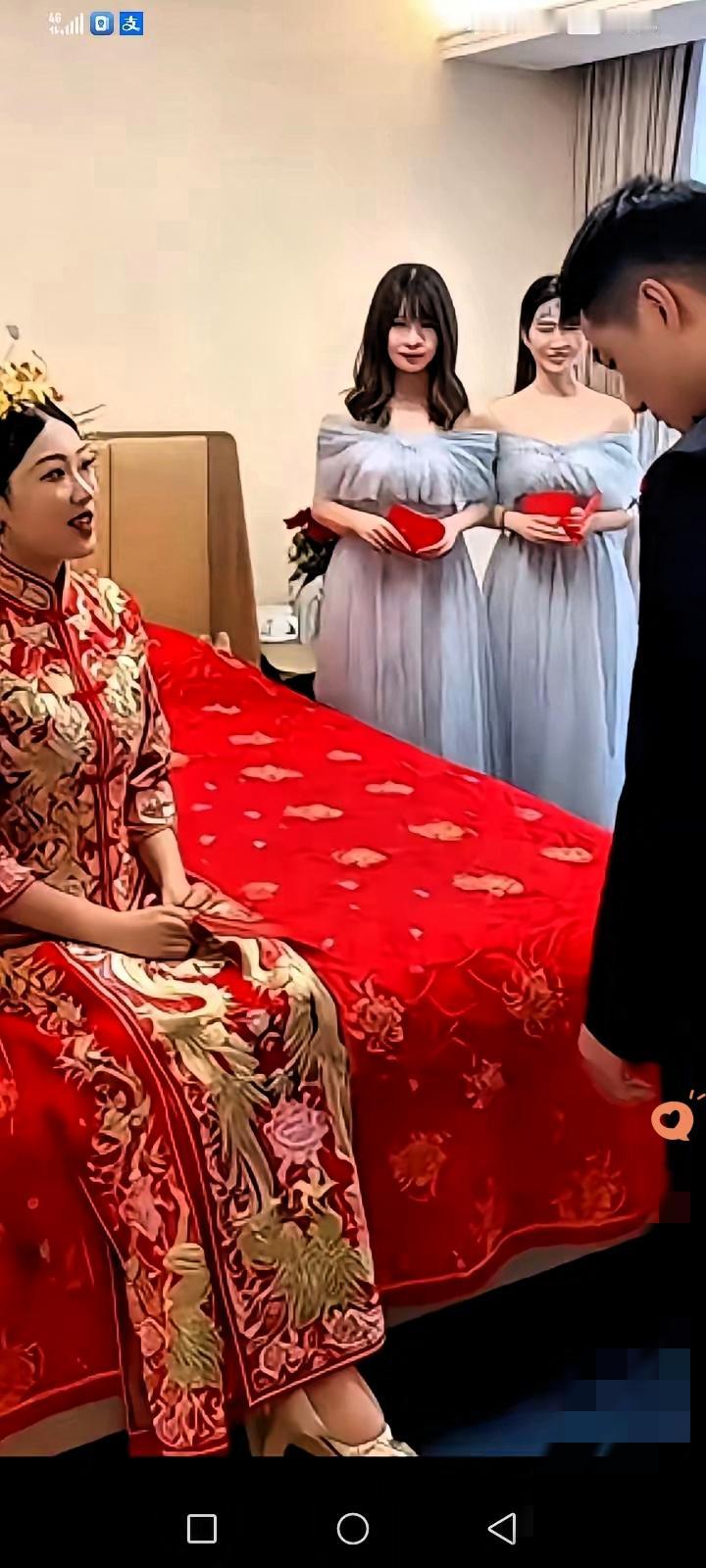 结婚当天让新郎钻胯？这新娘和闺蜜怕不是脑子进水了！本来热热闹闹的接亲现场，就