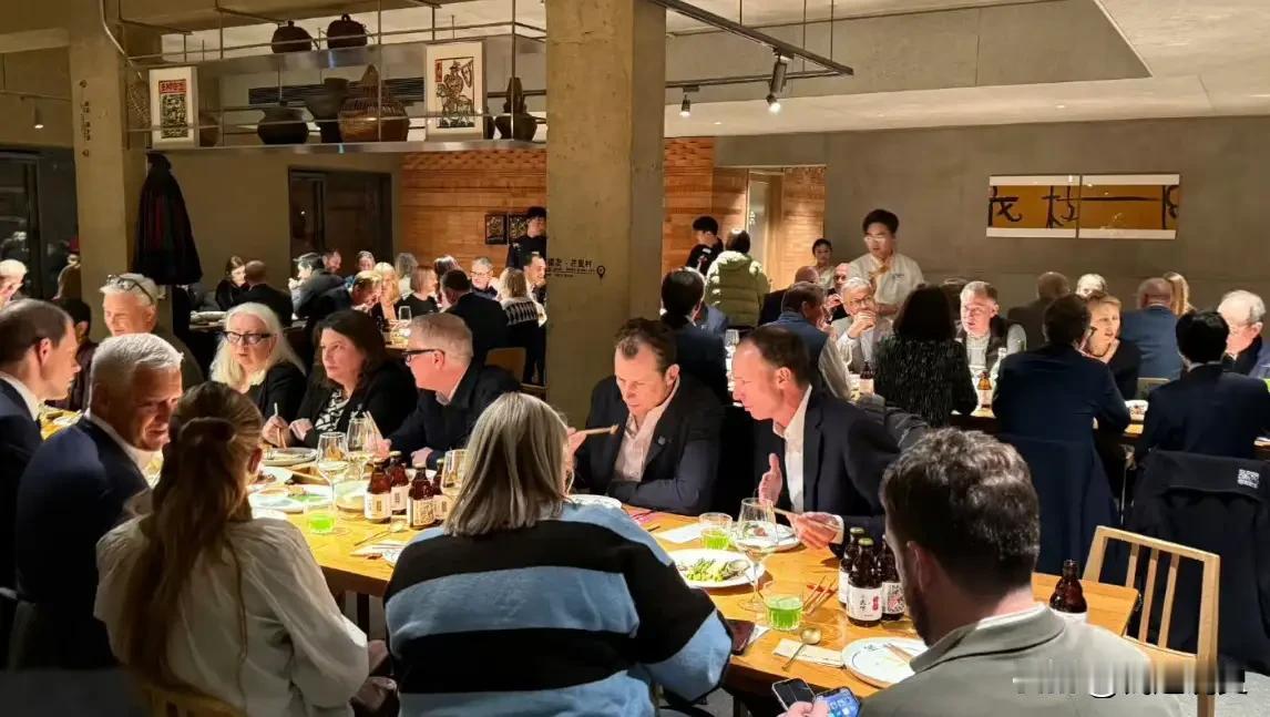 国人似乎天然就对外国领导人一种独特的好感。这不，正在访华的英国首相斯塔默在三里屯