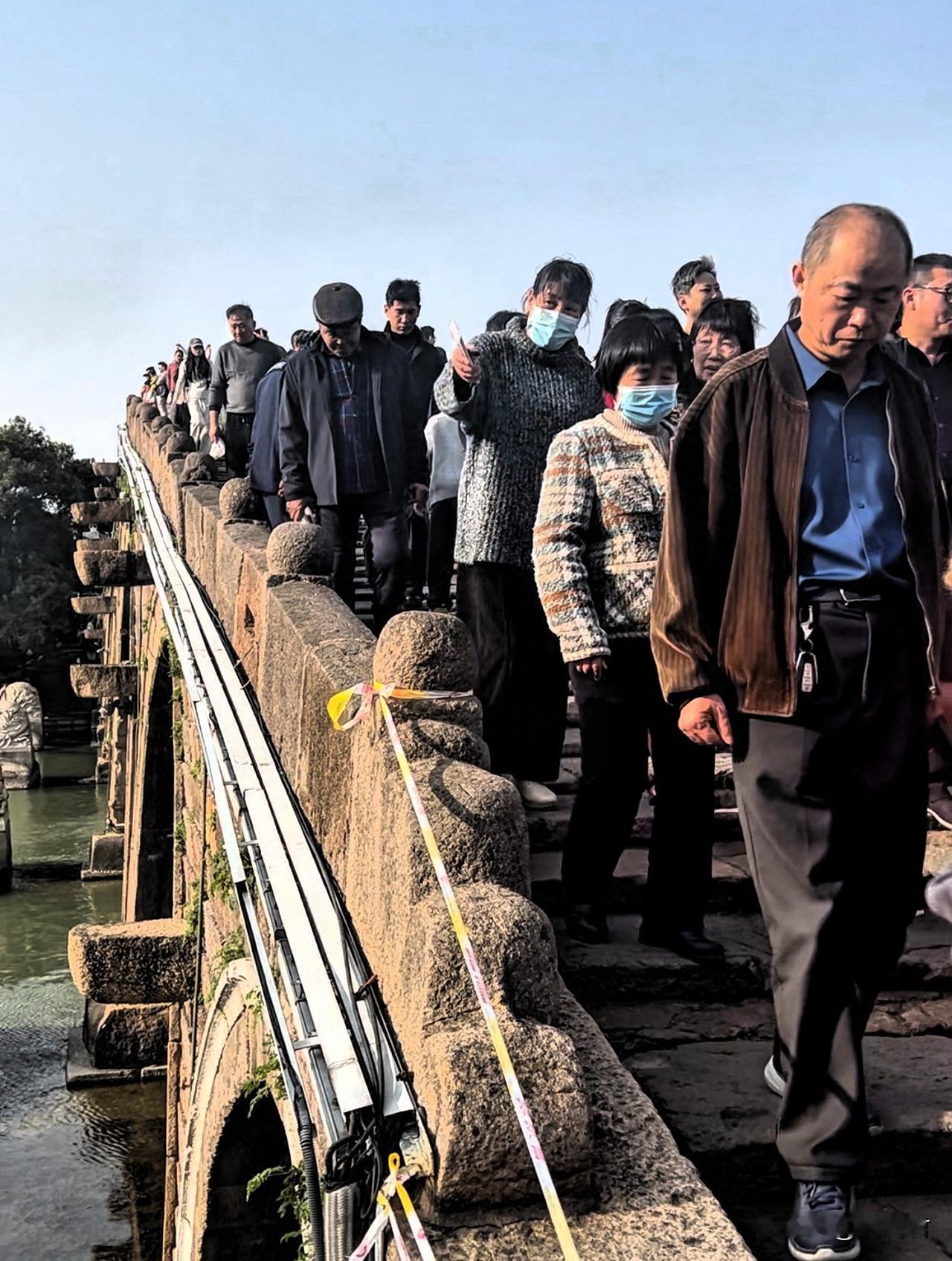 杭州塘栖古镇的广济桥，已有五百多年历史。这座桥始建于唐代，最初为木桥，屡经损毁