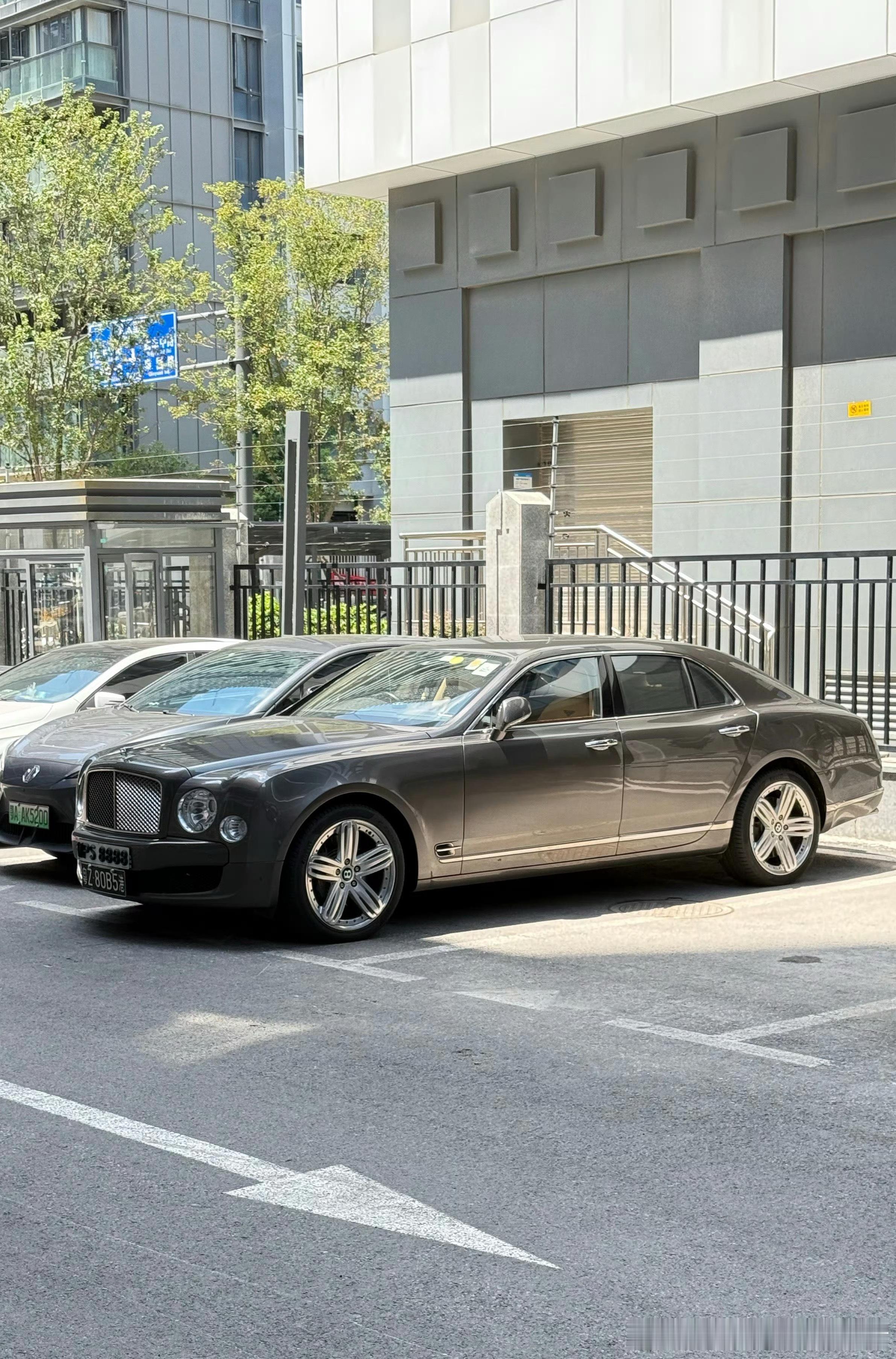 这是哪位大佬？宾利豪车超跑​​​