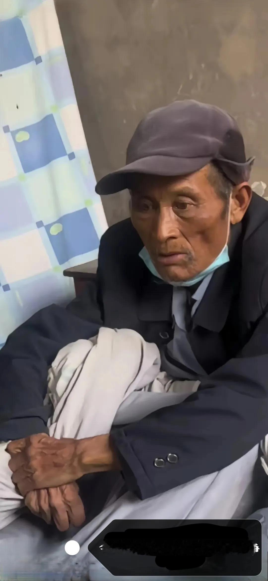 心太痛啦！父亲被查出癌症晚期后，因儿子手里没钱，给父亲说谎话，告诉老父亲说：医生