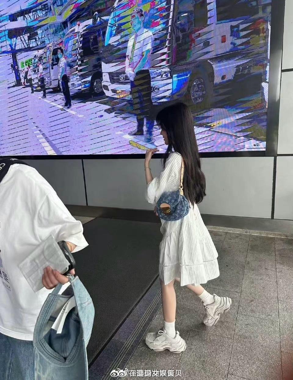 还以为是大学生放假了，结果你告诉我这是鞠婧祎